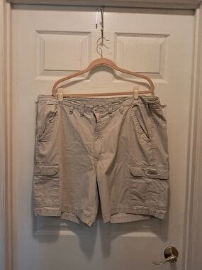 Wrangler Men's Size 44 Beige Cargo Shorts with Pocket Flaps